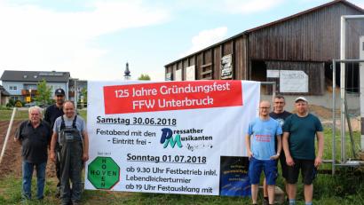 Bild: rpp
Zahlreiche Helfer unterstützen Vorsitzenden Reinhold Veigl und Kommandanten Gerhard Veigl (Dritter von links) beim Aufstellen der Werbebanner sowie bei den Vorbereitungen zum 125-jährigen Gründungsfest der Feuerwehr Unterbruck.