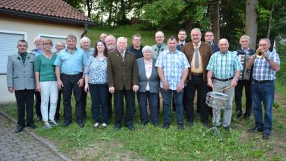 Bild: jr
Seinen 80. Geburtstag feierte Hermann Hecht (vorne, 5. von links). Es gratulierten unter anderem Gattin Sofie (rechts neben ihm) seine Kinder,  Bürgermeister Johann Burger (5. von rechts) sowie zahlreiche Vereinsvertreter und  Mitglieder der früheren Kultband „Tonados“.