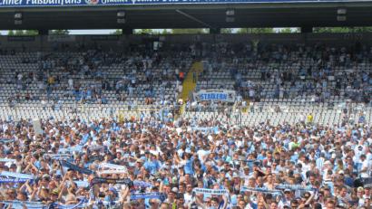 Bild: Josef Maier
Die „Löwen“-Fans fluteten den Rasen. Auch jede Menge Oberpfälzer waren bei der Aufstiegsfeier dabei. Im Hintergrund prangt das Banner des Fanclubs Stadlern aus dem Schönseer Land.