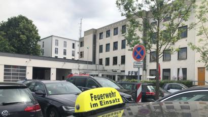 Bild: Auer, Alexander
Die Einsatzkräfte trafen sich am frühen Nachmittag zur ersten Lagebesprechung.