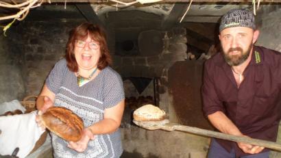 Bild: SOJ, Autor [SOJ] (JOSEFSOELLNER@T-ONLINE.DE)
Gabriele Schecklmann und Michael Philipp, die frischgebackenes Brot aus dem Backofen holten