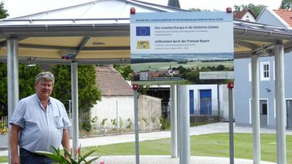 Bild: fsb
Bürgermeister Martin Schregelmann vor dem Pavillon auf dem neu gestalteten Dorfplatz.