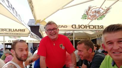 Bild: Neumann, Jochen [NJN] (jochen.neumann@erbendorf.de)
Über die rege Beteiligung der Fancluberer freute sich deren Vorsitzender Reiner Ockl (stehend).