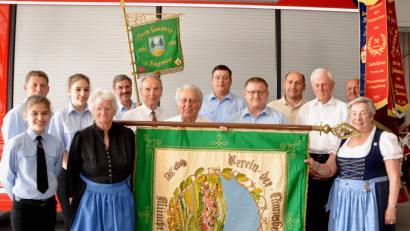 Bild: Spickenreither, Erich [ES] (ERICH.SPICKENREITHER@T-ONLINE.DE)
Vorne von rechts: Elisabeth Lazarus, Altbürgermeister Horst Robl, Kassier Bernhard Zimmet, Fahnenträger Alfred Vogel, Karl Unterstein, Maria Vogel, Evi Demleitner. Hintere Reihe von rechts: Thomas Haberl, Bürgermeister Max Völkl, 2.Kommandant Josef Klinger, Vorsitzender Josef Kirchberger, Lisa Demleitner,  Kommandant und KBM Christian Demleitner.