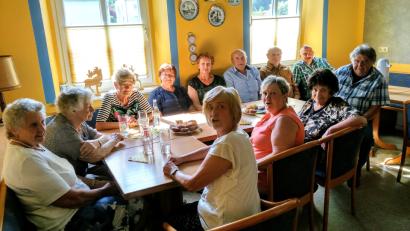 Bild: fjo
KAB-Ortsvorsitzender Martin Wittmann (hinten, rechts) kümmerte sich vehement um die Wiederbelebung des Hagendorfer Senioren-Treffs.