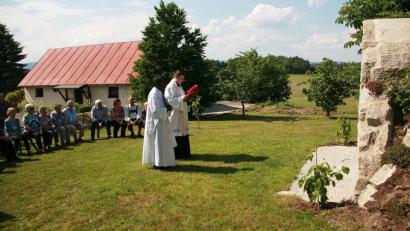 Bild: wro
Gemeinsam mit Pfarrer Roeb (rechts) und Pfarrer Franklin beteten die Gläubigen zum ersten Mal gemeinsam zur Mutter Gottes, der die Grotte im Garten von Hildegard Keck gewidmet ist.