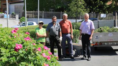 Bild: Neumann, Jochen [NJN] (jochen.neumann@erbendorf.de)
Zweiter Bürgermeister Johannes Reger (rechts) und Bauhof-Vorarbeiter Josef Liedl (zweiter von rechts) mit den für die Pflege zuständigen Mitarbeitern (von links) Irmgard Heldmann und Michael Schraml.