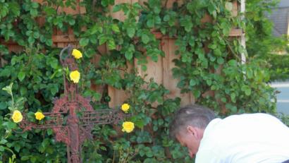 Bild: nib
Karl-Ludwig Hiltner enthüllte sein neues Feldkreuz am Backofen in Wolfring
