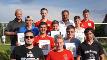 Bild: fvo
Die Sieger mit Organisator und Förderkreis-Vorsitzenden Michael Wittmann (links hinten). Bugra Solak (vorne links) ist der Waldthurner Elfmeterkönig.