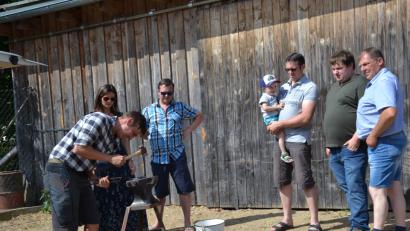 Bild: gi
Den Schmied konnte beim Hufeisenfertigen über die Schultern geschaut werden.