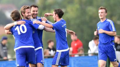 Bild: Alfred Schwarzmeier [AF] (alfred.schwarzmeier@oberpfalzmedien.de)
Die Etzenricher wollen auch in Veitsbronn jubeln.