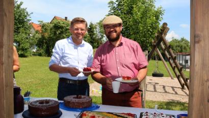 Bild: rpp
MDL Tobias Reiß (links) und CSU Ortsvorsitzender Hans Walter bedienen sich an der Kuchentheke.