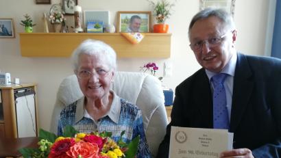 Bild: zip
Gertraud Paßler feiert 90. Geburftstag, wozu stellvertretender Bürgermeister Heinrich Ruppert gratuliert.