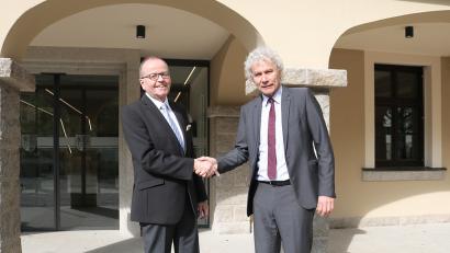 Bild: exb
Sie sind Abitur-Kollegen: der neue Landgerichtspräsident in Weiden Gerhard Heindl (links) und Landrat Wolfgang Lippert vor dem neuen Haupteingang am Landratsamt Tirschenreuth.