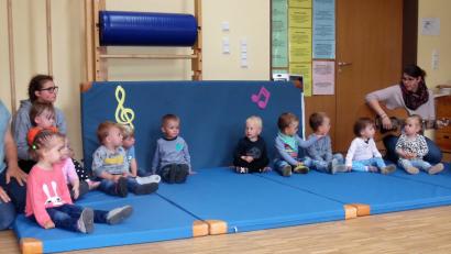 Bild: mez
Beim Aktionstag Musik im Kindergarten Herz Jesu haben die Kinder viel Spaß.
