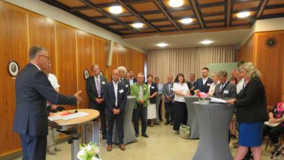 Bild: ubb
Bürgermeister Franz Stahl (links) stellt  Ministerin Kerstin Schreyer (rechts) seine Stadt im Schnelldurchlauf vor.