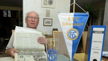 Bild: Hirsch
Der langjährige Vorsitzende Josef Stadler hält viel von Tradition und hat Bilder, Zeitungsartikel, Wimpel und Teller gesammelt.