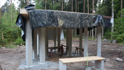 Bild: Rosner, Josef
14 Granitstelen und das Dach der künftigen Marienkapelle sowie eine Ruhebank wurden bereits installiert.