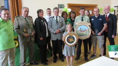 Bild: SCK
Bei der Siegerehrung des Jubiläumsschießens der Speckbachpelzer: Schützenmeister Josef Diertl (links), Gauschützenmeisterin Rebecca Kramer (Dritte von links), die beste Einzelschützin Michaela Forsmann (Sechste von links), die Gewinnerin der Bogen-Eröffnungsscheibe, Magdalena Kroher (Siebte von links), Jens Wittmann (Neunter von links) mit der Patenvereinsscheibe, und der Präsident des Oberpfälzer Schützenbunds, Franz Brunner (rechts).