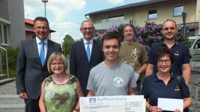 Bild: SOJ, Autor [SOJ] (JOSEFSOELLNER@T-ONLINE.DE)
Vorstandssprecher Joachim Geyer und  Geschäftsstellenleiter Peter Erhart beglückwündschten Gerald Hoch, Michael Knott (hinten von links), Regina Ullmann, Sebastian Bayer und Monika Horn (vorne, von links)