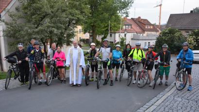 Bild: Rosner, Josef [JR] (ROSNER.JOSEF@T-ONLINE.DE)
Zwölf Radpilger um Cheforganisator Edgar Wenisch (Mitte) machten sich am Mittwochmorgen auf den Weg nach Altötting. Verabschiedet wurden sie von Pfarrseelsorger Pater Benedikt Leitmayr mit dem Pilgersegen.