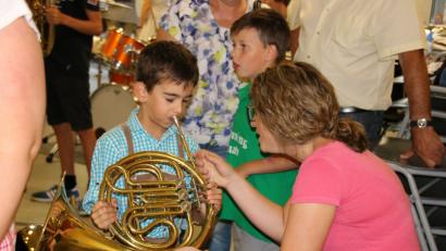 Bild: exb
Kinder und Jugendliche können die Instrumente ausprobieren.