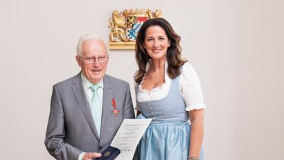 Bild: Seyfarth/exb
Aus der Hand von Landwirtschaftsministerin Michaela Kaniber bekommt Ludwig Berger das Verdienstkreuz am Bande.