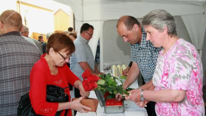 Bild: wro
An der Kirchentüre bot die Pfarrei   wieder   Rita-Rosen zum Kauf an.
