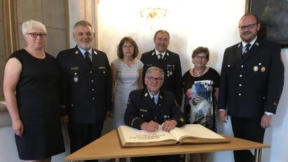 Bild: eig
Kreisbrandrat Richard Meier setzt seine Unterschrift unter ein Kapitel Feuerwehrgeschichte im Landkreis. Mit im Bild die scheidenden Kreisbrandinspektoren Uli Kraus (2.v.l.) und Hans Rewitzer (4.v.l.), jeweils mit ihren Frauen; rechts Landrat Andreas Meier neben der Frau des Kreisbrandrates.