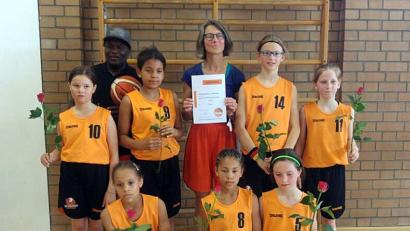 Bild: bgm
Mächtig stolz sind die Trainer Earl Nebitt und Irene Birner auf ihre erfolgreichen Basketballerinnen (hinten, von links) Pia Hauer, Shanaya Bierwirth, Laetitia Birner, Kathi Schnappauf und (vorne, von links) Leyli Nesbitt, Sheyenne Oliver sowie Juliette Birner.