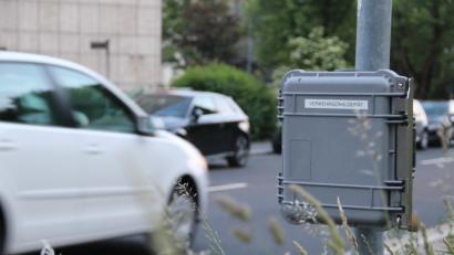 Bild: Uli Piehler
Topo heißen die grauen Kästen, die seit einigen Tagen an manchen Verkehrsschildern hängen.