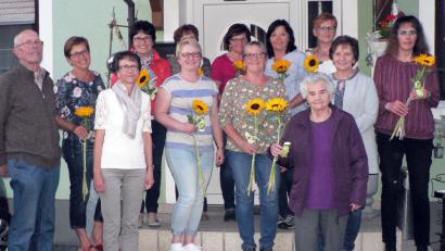 Bild: lep
Eine Blume, einen Gutschein sowie eine Fotocollage vom eigenen Garten gab es als Dankeschön für die Arbeit das ganze Jahr über: Die Teilnehmerinnen am Blumenschmuckwettbewerb erfuhren in der Jahreshauptversammlung der Siedlergemeinschaft eine besondere Würdigung. Zudem wurden in einer Präsentation die 20 Gärten im Bild gezeigt.