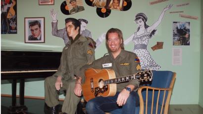 Bild: exb
Ron Glaser mit Gitarre im Museum.