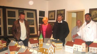 Bild: fvo
Die Freudenberger Delegation mit Bürgermeister Alwin Märkl (links) besichtigt mit Pfarrer Norbert Götz (Mitte) und Waldthurns Bürgermeister Josef Beimler das Heimatmuseum.