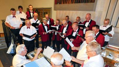 Bild: hai
Der Thomaschor gestaltet die Maiandacht in der Pfarrkirche.