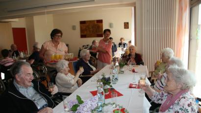 Bild: wro
Bei einem Gläschen Sekt gratulierte man sich bei einer Feier gegenseitig zum Vater- und Muttertag.