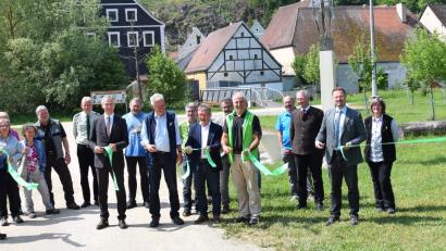 Bild: bö
Die Kunstwanderstation in Hohenburg an der Uferpromenade der Lauterach ist auch der Ausgangspunkt für mehrere Fledermauswanderwege rund um Hohenburg. In den vergangenen Tagen wurde er freigegeben.