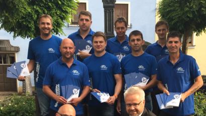 Bild: mez
SVI-Vorsitzender Jürgen Lautner (links vorne im blauen Dress) und Festschrift-Organisator Roman Melzner (vorne rechts) freuen sich mit Wolfgang Fuhrmann (vorne links) und den Mitgliedern des Festausschusses über die gelungene Broschüre anlässlich des 90-jährigen Jubiläums des Sportvereins.