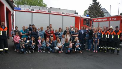 Bild: Rosner, Josef [JR] (ROSNER.JOSEF@T-ONLINE.DE)
Vieles Neues erfuhren die Kinder und Eltern der Krabbelgruppe beim Besuch der Feuerwehr Mitterteich. Otto Weiß und Kommandant Franz Bauernfeind (von rechts) nahmen sich dafür zwei Stunden Zeit.