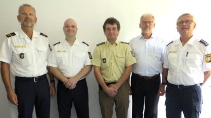 Bild: Hirsch
Ingo Witte (Zweiter von links) ist der neue Leiter der Autobahnpolizei-Station Schwandorf. Sein Vorgänger Johann Beer (Mitte) tritt in den Ruhestand. Mit im Bild (von links): Thomas Schöniger, Kurt Kopf und Friedrich Böhm.