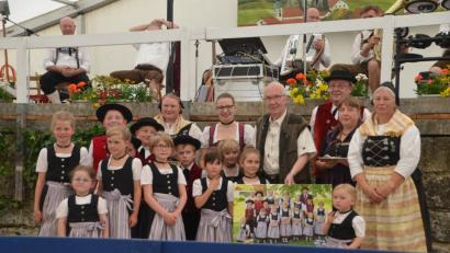 Bild: GUT
Bei der Breitenstein-Kirchweih führen die jungen Trachtler zum ersten Mal ihre neuen Dirndl und Leiberl aus. Mit ihnen freuen sich (hinten, von links) Jugendleiterin Silvia Götz, Kinderleiterin Tina Falk, Sponsor Horst Linn sen., Bürgermeister Hans Koch, Schneiderin Elke Eimer und Trachtenwartin Erika Platzer.