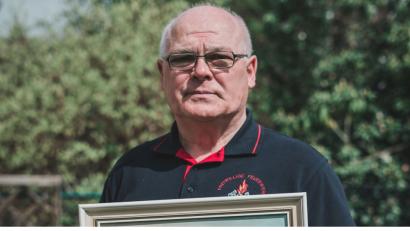 Bild: Lukas Meister
Seit 44 Jahren besucht Franz Schneider die Jubilare der Feuerwehr. Er selbst freut sich immer noch über das Gemälde, dass er zum 60 . Geburtstag von der Wehr bekam.