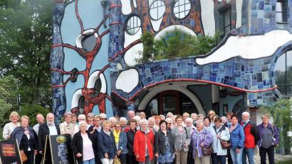 Bild: rgr
Der Katholische Frauenbund fährt mit Senioren nach Abensberg. Dort stellen sich die Senioren für ein Erinnerungsfoto vor dem "Kunsthaus" auf.