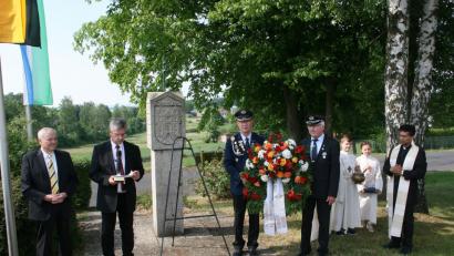 Bild: wro
Der feierliche Akt am Mahnmal zum Frieden endete mit einer Kranzniederlegung durch Anton Hauptmann und Ferdinand Lienerth (3. bzw. 4. von links). Die Ansprachen hielten der stellvertretende Landrat Günther Kopp aus Kulmain und Fuchsmühls Bürgermeister Wolfgang Braun (von links). Den kirchlichen Segen spendete Pfarrer Joseph (rechts).