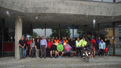 Bild: mmj
Gruppenbild vor dem Start auf die 5. Etappe: Die Teilnehmer der Kolping-Radltour mit Angehörigen der KF Schönsee