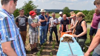 Bild: bnr
Die Agrarwissenschaftlerin Dr. Andrea Beste zeigte die Klassifizierung einer Bodenprobe.