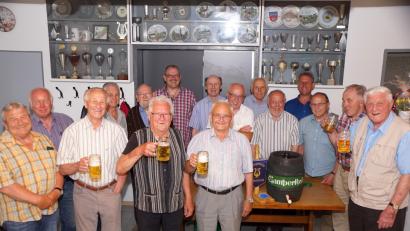 Bild: bkr
50 Jahre Vereinslokal „Zur alten Schmiede“ - Anstoß zum Jubiläum mit einem gespendeten Bier von der Brauerei. Ihre Freude am Singen haben nach fünf Jahrzehnten behalten Georg Ziegler, Günther Hartmann, Oskar Heinl, Johann Sischka und Josef Schönfelder (von links, Sänger mit Bierkrug).