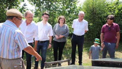 Bild: Dobler, Thomas [TD] (thomas.dobler@oberpfalzmedien.de)
Imker-Vorsitzender Hermann Bronold (links) führte die Gäste aus der Politik auf dem Gelände des Lehrbienenheims herum.
