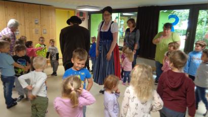 Bild: u
Der St.-Wolfgang-Kindergarten macht aus dem Aktionstag Musik eine Aktionswoche, in deren Verlauf die Mädchen und Buben singen, musizieren und tanzen. Tanzunterricht erteilen Vorsitzender Michael Meier und Jugendleiterin Stephanie Riß vom Heimat- und Trachtenverein. Beim Lied „Hans, bleib dou“ machen alle mit, von den Krippenkindern bis zum Personal.
