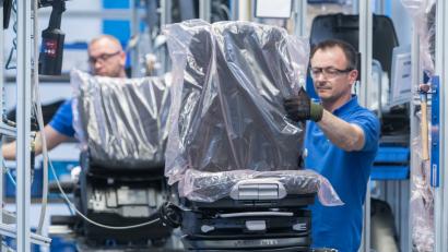Bild: Armin Weigel/dpa
Mitarbeiter arbeiten in der Produktion beim Autozulieferer Grammer an Fahrersitzen.